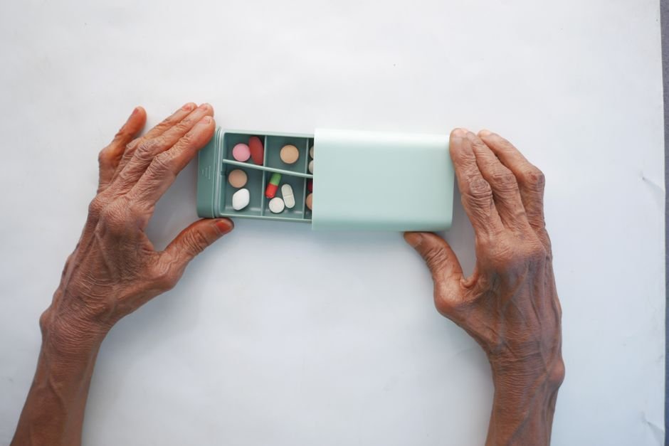 Elderly person's medicine organizer pillbox